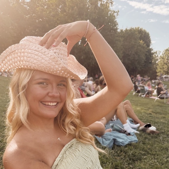 Meet your Posher, Emily - Picture 6 of 7